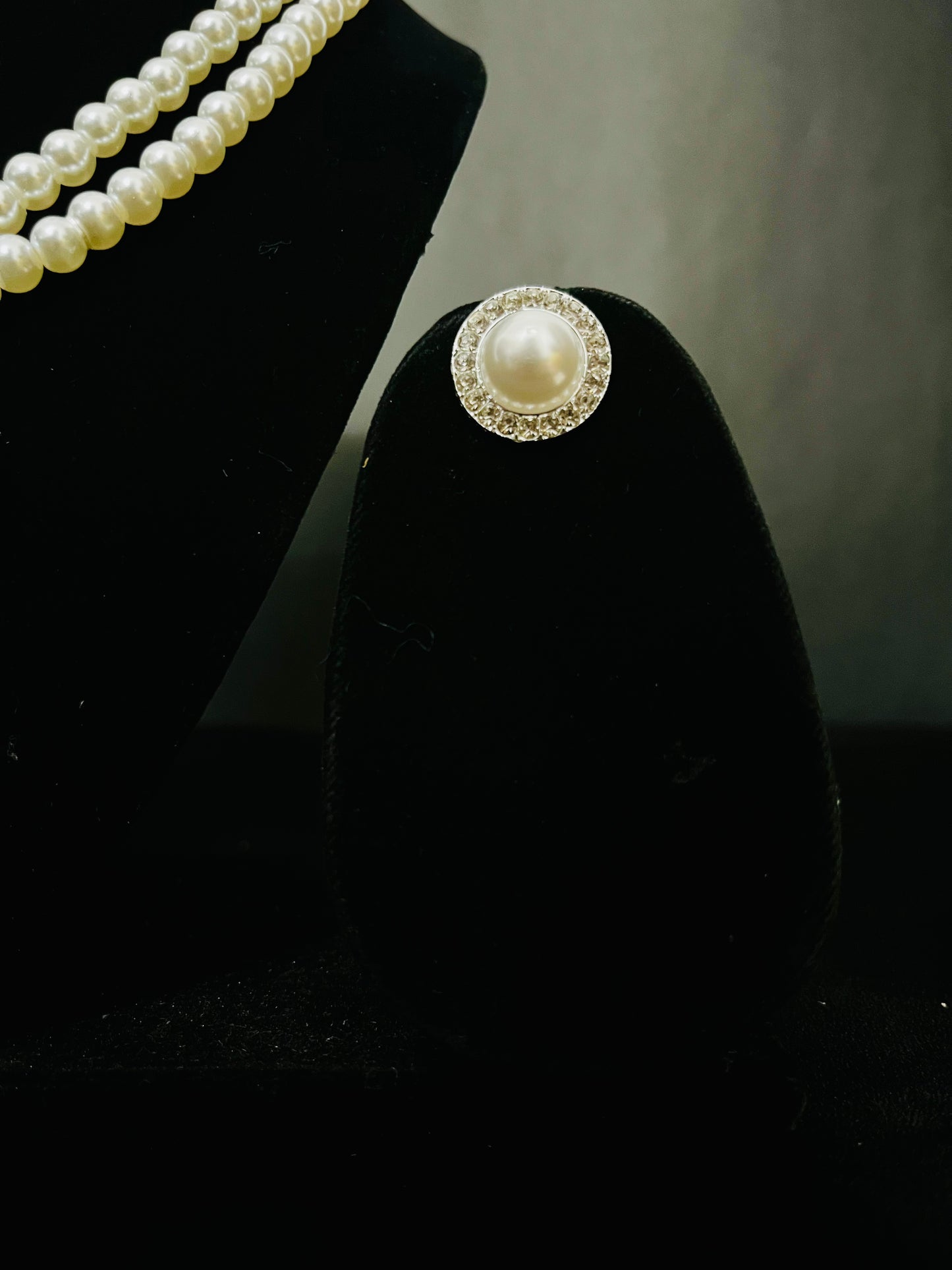 Pearl Necklace Set with Round Stone Pendant & Matching Earrings – Elegant Party Jewelry